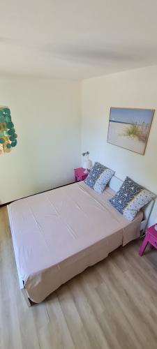 une chambre avec un grand lit avec deux oreillers dans l'établissement Charmant rez-de-jardin, 90 m2, à deux pas d'Avignon, à Villeneuve-lès-Avignon