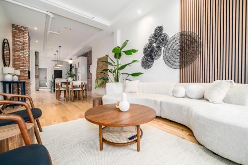 a living room with a white couch and a table at Le 1911 Luxury Condo in Quebec City