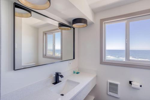 un baño con lavabo y espejo en Surfrider Beach House, en Depoe Bay