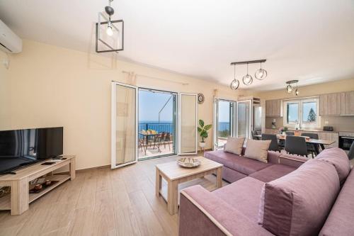 Μια τηλεόραση ή/και κέντρο ψυχαγωγίας στο Mariana Sea View Apartment