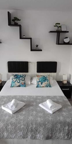 a bedroom with a bed with two towels on it at Garsoniera Saturn in Saturn