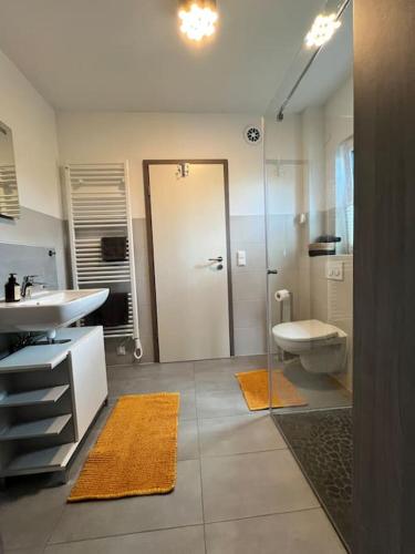 Ένα μπάνιο στο Appartement Büchensaal mit Stellplatz