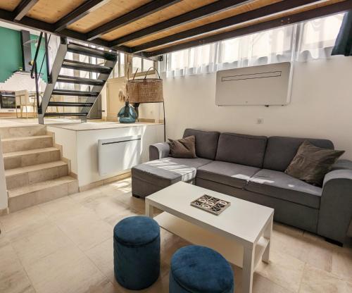 un salon avec un canapé et une table dans l'établissement Le loft Rousseau, à Dijon