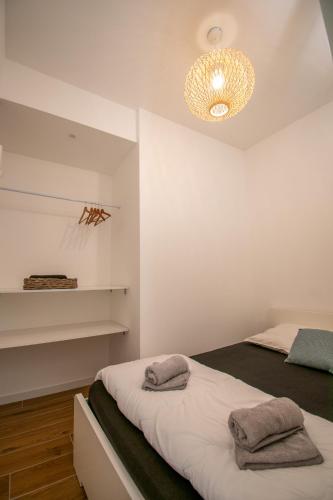 une chambre avec un lit et un lustre dans l'établissement Nouveau ! superbe t2 avec terrasse, à Marseille