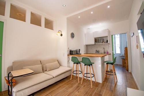 un salon avec un canapé et une cuisine dans l'établissement Nouveau ! superbe t2 avec terrasse, à Marseille