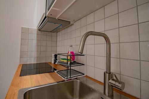 - un comptoir de cuisine avec un évier et un robinet dans l'établissement Nouveau ! superbe t2 avec terrasse, à Marseille