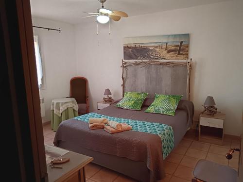 Postel nebo postele na pokoji v ubytování Chambre les flamants, climatisation, avec vue imprenable sur les étangs, petit déjeuner offert