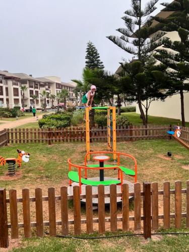 een persoon die op een speelplaats in een park speelt bij Front Beach - Bahia Golf Beach in Bouznika