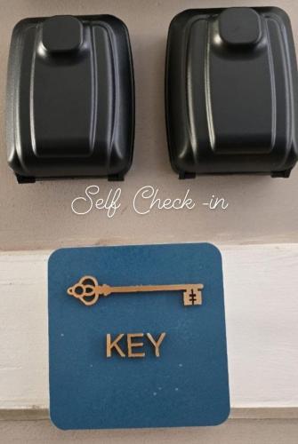 a sign with a key next to a suitcase at Casa LoRè in Torre Annunziata