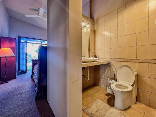 Ένα μπάνιο στο Casa Constitution 3BR House downtown big pool & hot tub