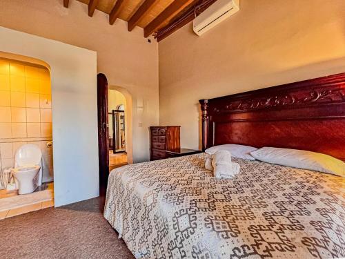 Ένα ή περισσότερα κρεβάτια σε δωμάτιο στο Casa Constitution 3BR House downtown big pool & hot tub