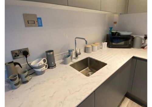 Η κουζίνα ή μικρή κουζίνα στο Rainbow View - Modern, central 1-bed flat, free on-site parking