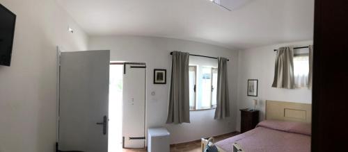 una camera da letto bianca con un letto e uno specchio di Villa Francesca Luxury a Grottammare