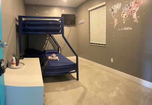 a room with a bunk bed and a table at Art Graffiti in Miami