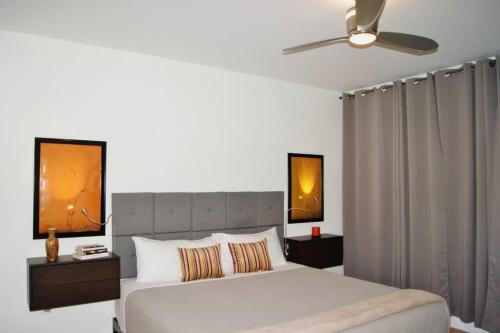 une chambre avec un lit et un ventilateur de plafond dans l'établissement Tranquil 2 bed 1 bath at Beach, Glimpse of the Ocean, à Miami Beach
