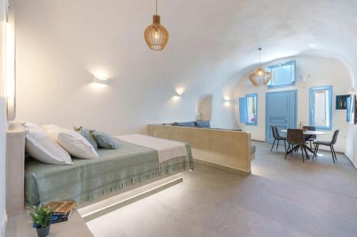 Postel nebo postele na pokoji v ubytování Crown Cactus Cave Suite