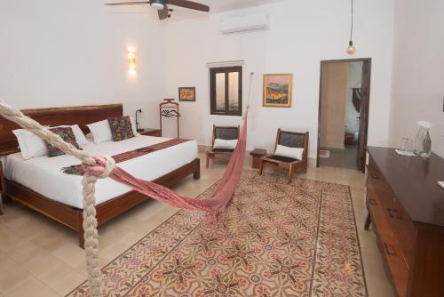 a bedroom with a hammock in a room at Hotel Posada San Juan in Valladolid