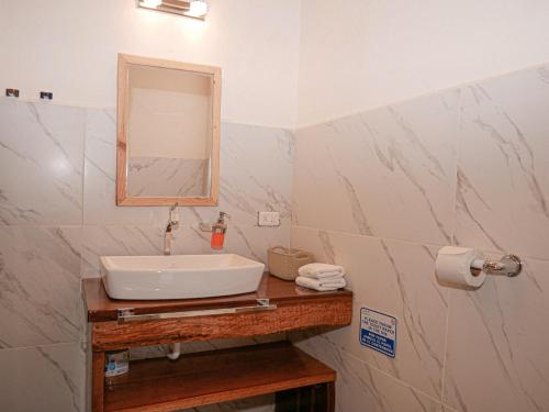 a bathroom with a sink and a mirror at Casa de Vista Alta in Mindo