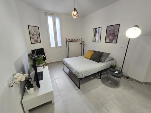 une chambre avec un lit au milieu d'une pièce dans l'établissement GregBnb - Studio 22m2 - Climatisé -10min Gare - 1, à Toulon