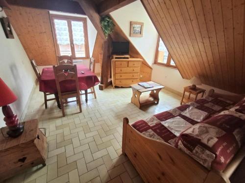 une chambre avec un lit, une table et des chaises dans l'établissement Résidence Sport Alp - Studio cabine 4 personnes 2 exposé Est MAE-8844, à Valloire