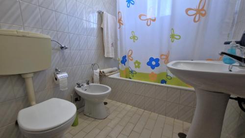 Bilik mandi di Apart Alfarrobinha - T2 - BY BEDZY