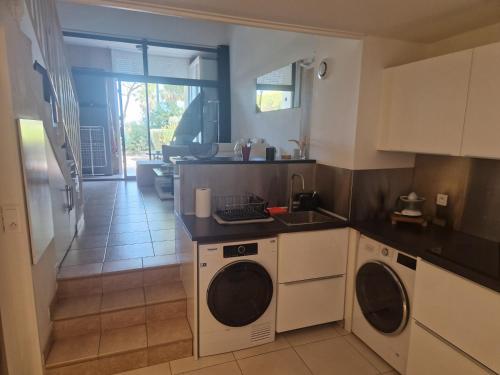 une cuisine avec laveuse et sécheuse dans l'établissement Appartement 42m2, à Hyères