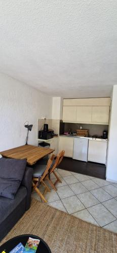 un salon avec une table et un canapé dans l'établissement Appartement Bidart Plage, à Bidart