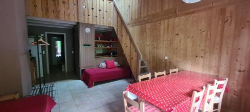 a room with a table and a bed in it at Hôtel et Appart'Hôtel Restaurant L'Adray in Longefoy