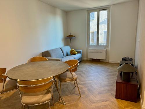 un salon avec une table et un canapé dans l'établissement Appartement rétro dans le centre, à Antibes