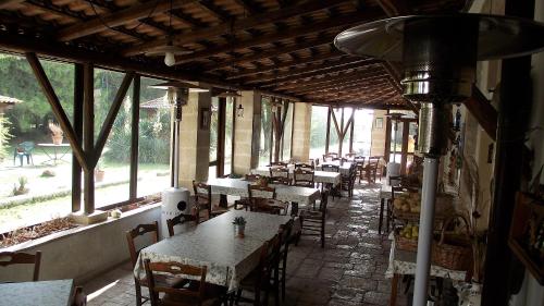 pusta restauracja ze stołami, krzesłami i oknami w obiekcie Fattoria Il Noce B&B w mieście Manduria