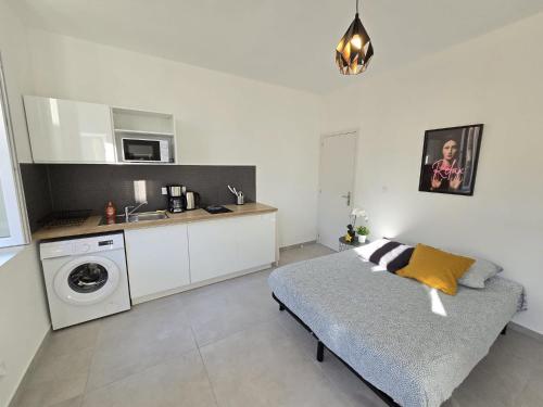 - une chambre avec un lit, un lavabo et un lave-linge dans l'établissement GregBnb - Studio 23m2 - Climatisé -10min Gare - 5, à Toulon