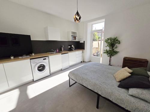 une cuisine avec des armoires blanches et un lit dans une chambre dans l'établissement GregBnb - Studio 23m2 - Climatisé -10min Gare - 6, à Toulon