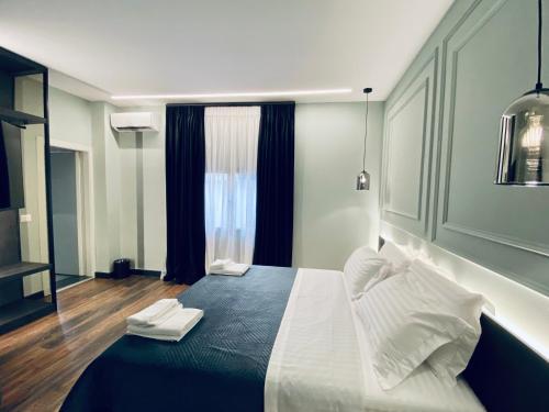 Postel nebo postele na pokoji v ubytování Tirana Central Rooms Pazari