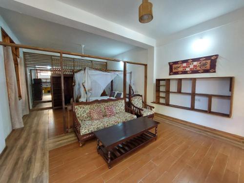 Ruang duduk di Queen of Sheba Beach Lodge