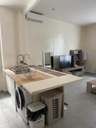- une cuisine avec un comptoir et un lave-linge dans l'établissement Appartement cosy, à Toulon
