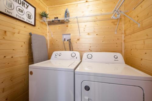 Dos lavadoras y secadoras en una casa pequeña en Mountain Views at Dolly's Castle Unit 3, en Sevierville