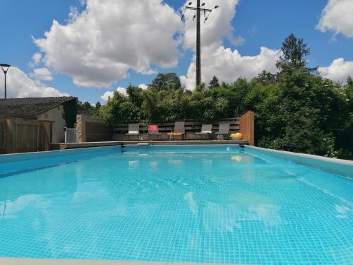 Maison et piscine en bordure de Rivière avec Parc