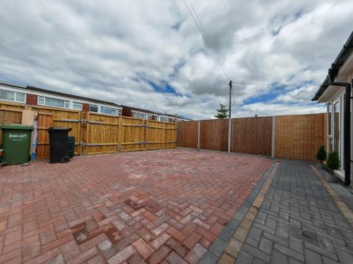 Gated 4 Guests House Free Parking photo 7