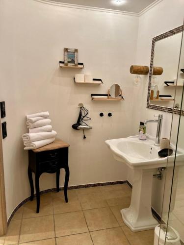 a bathroom with a sink and a mirror at Residenz am Pferdemarkt - exklusives Wohnen im Herzen Ostfrieslands - stillvoll & luxuriös in Aurich