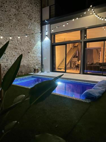 une piscine au milieu d'une maison dans l'établissement Experience intime, à Torreilles