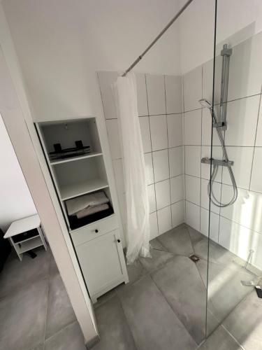 une salle de bain avec une douche à l'italienne et une porte vitrée dans l'établissement Experience intime, à Torreilles
