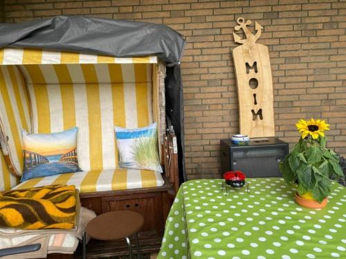 1 dormitorio con cama y mesa con girasol en Haus Kristian Comfortable holiday residence, en Wohlenbeck