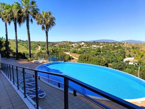 Modern apartment with in-&outside pool, sauna&gym, heating, rooftop terrace with amazing sea&mountains view