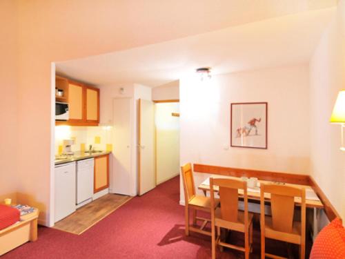 Résidence Le Carrousel - Studio fonctionnel · Skis aux pieds · Vue vallée MAE-3739