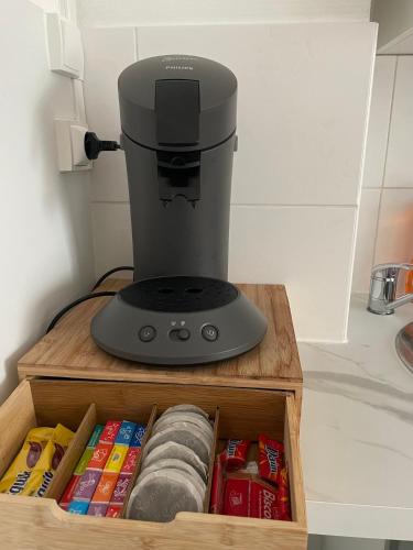 une cafetière assise au-dessus d'un tiroir en bois dans l'établissement Studio -La madeleine- proche Gares de Lille, à Lille