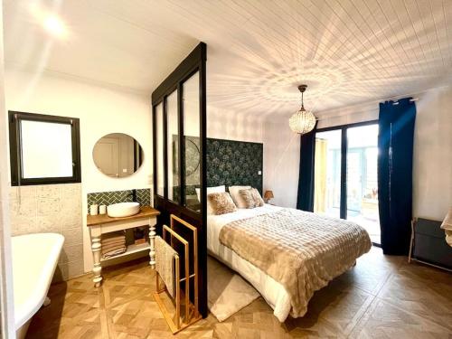 une chambre avec un grand lit et une salle de bain dans l'établissement Au Ty Cocon,avec Jaccuzi privatif à 950 m de la plages et du GR34, à Tréveneuc