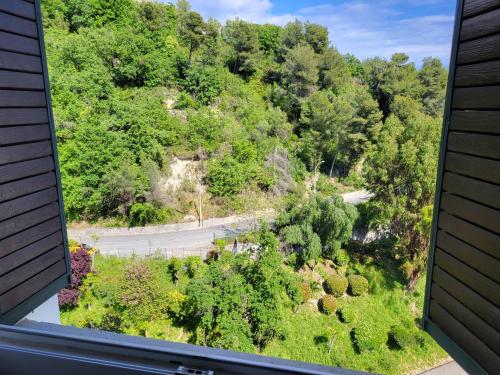 Vue aérienne d'une forêt avec une route dans l'établissement Private Room-1 in HANNANA Apartment- 2 min walk To Tram 12 min to Nice train station 15 min to Massena Place, à Nice