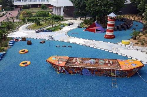 un grand parc aquatique avec un toboggan aquatique dans l'établissement Appartement cosy atypique et propre, à Choisy-le-Roi