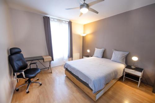 une chambre avec un lit, un bureau et une chaise dans l'établissement Appartement cosy atypique et propre, à Choisy-le-Roi