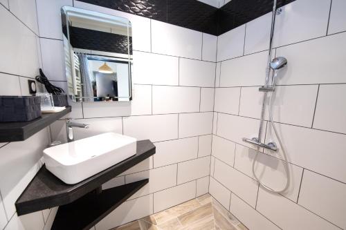 une salle de bain blanche avec un lavabo et une douche dans l'établissement Appartement cosy atypique et propre, à Choisy-le-Roi